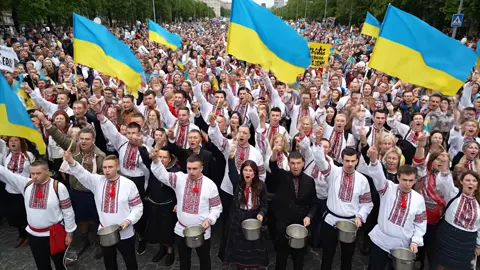 🔴 Срочно! На Майдане официально заявлено о начале парада по взятию Москвы. 👵 Бабушка в вышиванке дала команду на наступление — без шуток, без колебаний. 📢 Сотни кастрюль, флагов и деревянных ложек уже в боевой готовности. 🎙️ Съёмочная группа Bambi Boom Official была на месте и зафиксировала всё. 🛑 Это не репетиция. Это исторический момент. 📺 Подпишись, чтобы увидеть, как дедушка запускает самовар в сторону Кремля. #москва #украина #майдан #бабушка #вторжение #угроза #новости #шок #срочно #сатирическиевидео #bambiboomofficial #shorts #вирусное #абсурд 