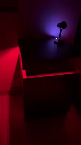 Buró moderno con luz LED y cargador inalámbrico. Perfecto para cuarto pequeño o decoración con estilo. Tiene cajones amplios y se ve fresa. Ideal para recámara, oficina o estudio. #decoracionhogar #buromoderno #muebleconluces #cuartoconestilo #tiktokshop #habitacionmoderna