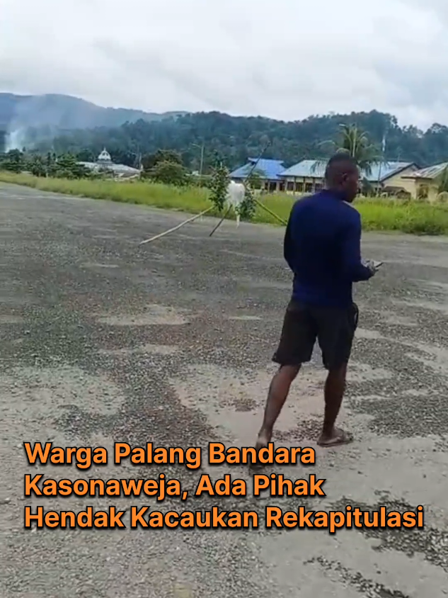 Sejumlah warga bersama pihat adat palang Bandara Kasonaweja menyusul isu sejumlah massa akan mengacaukan tahapan rekapitulasi suara di Mamberamo Raya.  Dalam video itu, perekam menyebut pihak Paslon 02 akan mengirim sejumlah orang dari Jayapura pukul 14.00 WIT.