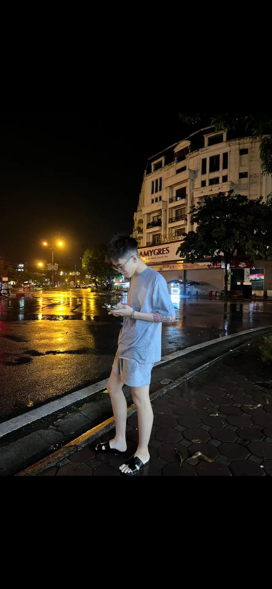 Gửi tôi năm tháng sau này, dù khó khăn hay mệt mỏi cũng tự đứng dậy không được quỳ gối trước khó khăn, năm tháng đau khổ đó 1 mình ta thấu sau này yên ắng ta chẳng cần ai..!