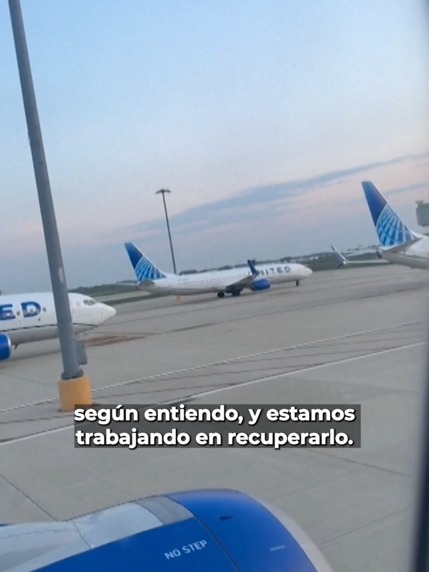Un pasajero logró grabar varios aviones de United Airlines detenidos en el aeropuerto O'Hare, en Chicago, debido a la falla tecnológica que sufrió la empresa. #Latinus #InformaciónParaTi