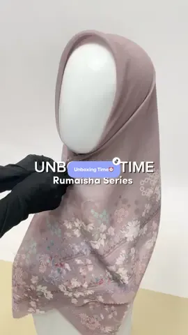 Warna coklat akhir-akhir ini jadi rebutan, jadi Mindaf jga mau unboxing hijab motif  Rumaisha series warna Cocoa. Dijamin DF sister suka🥰🫶🏻 Jgn lupa cek keranjang kuning‼️ #foryou #promoguncang88 #hijabmotifpremium #unboxing #rekomendasi 