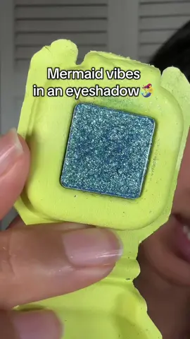 This eyeshadow is so pretty, love a good duochrome! @Half Magic by Donni Davy  #tiktokshopbacktoschool#backtoschoolshopping #LIVEIncentiveProgram #LIVECanBeEasy #PaidPartnership 