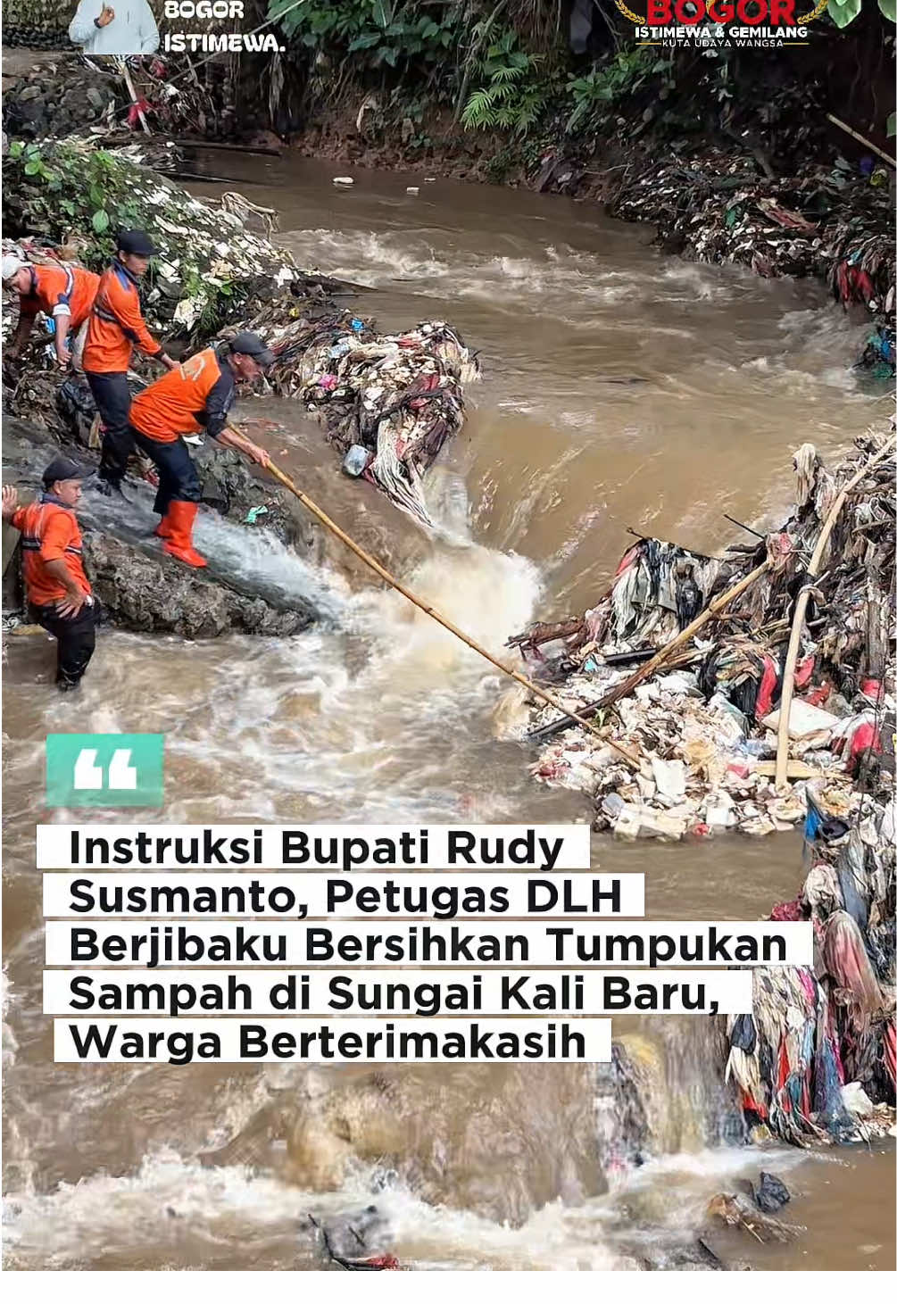 Instruksi Bupati Rudy Susmanto, Petugas DLH Berjibaku Bersihkan Tumpukan Sampah di Sungai Kali Baru, Warga Berterimakasih Halo Sahabat Bogor Istimewa Bupati Bogor, Rudy Susmanto, menginstruksikan Dinas Lingkungan Hidup (DLH) Kabupaten Bogor melakukan pembersihan tumpukan sampah yang menumpuk di aliran Sungai Kali Baru, tepatnya di kawasan Mitra 10, Kecamatan Cibinong. Tumpukan sampah yang didominasi oleh material kayu dan styrofoam itu dinilai mengganggu aliran sungai dan berpotensi menyebabkan banjir, terutama di musim hujan. Menindaklanjuti instruksi tersebut, puluhan petugas DLH dikerahkan untuk melakukan aksi bersih-bersih sejak pagi hari. Dengan alat seadanya dan semangat gotong royong, para petugas berjibaku di tengah aliran sungai yang cukup deras. Mereka membentuk barisan sambil bergandengan tangan untuk menjaga keselamatan satu sama lain saat mengangkat satu per satu sampah dari sungai. Setelah proses pembersihan selesai, seluruh sampah yang terkumpul langsung diangkut menggunakan truk milik Dinas Lingkungan Hidup untuk kemudian dibawa ke tempat pembuangan akhir. Warga pun mengucapkan terima kasih kepada Bupati Bogor, Rudy Susmanto yang sudah menerjunkan petugas untuk membersihkan Sungai Kali Baru ini. Bogor Istimewa Kuta Udaya Wangsa #bupatibogor #rudysusmanto #bogoristimewa #KutaUdayaWangsa
