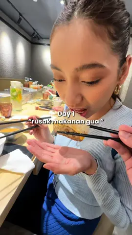 ini tuh day 1 makan niku niku juga, tapi lucu banget kenapa bisa begitu, untung daging nya ngga loncat..