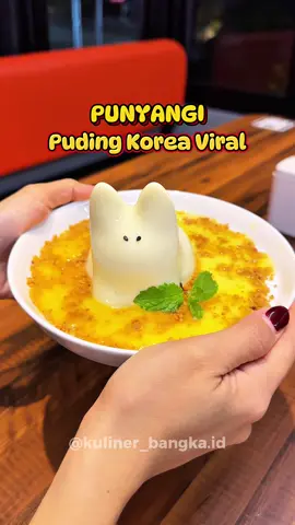 Bukan di Korea kok, ini masih di Pangkalpinang  Ini terlalu gemoy sampai nggak tega mau makan, namanya Punyangi alias Jiggly Cat Pudding Teksturnya soft dan jiggly, rasanya milky, creamy, nggak over sweet Dipaduin sama saos yuzu nya jadi perpaduan yang mantep banget Minumnya lagi ada promo free 1 pitcher di happy hour, berlaku jam 14.00-17.00 minimal belanja Rp 150.000 Makin asik @jjanchi juga ngadain Giveaway Punyangi, syaratnya follow akun IG @JJANCHI Korean Food , buka akun IG @jjanchi, cari postingan giveaway punyangi, tag 3 temen kamu, tulis komentar versi kamu “Alasan kenapa jjanchi jadi restoran favorit kamu” Periode 6-27 Agustus 2025 JJANCHI ⏰11.00-22.00 📍Jl. Depati Hamzah, Semabung Lama, Pangkalpinang  Sudah ada di maps, search “JJANCHI Korean Food, Pangkalpinang” #kulinerbangka #bangka #pangkalpinang #jajananviral #jigglycatpudding #pudingkorea 