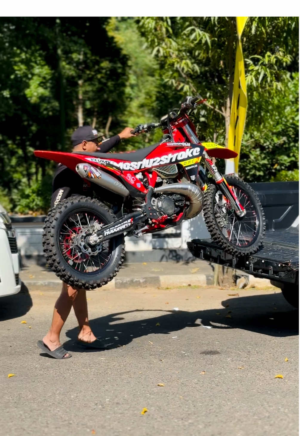 Kadang pake merah, kadang biru bisa juga hijau sama orange 😻 #mostly2stroke  