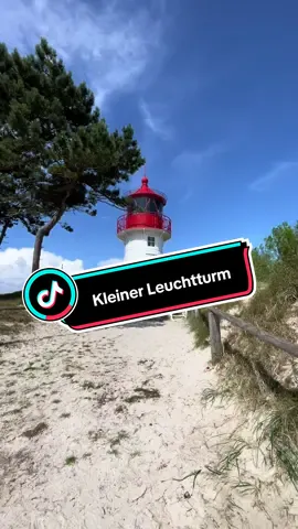 Die Insel Hiddensee liegt, einem Seepferdchen gleich, vor der Westküste Rügens. Dabei ist die Insel gerade mal 16,8 km lang, an der schmalsten Stelle etwa 250 Meter und an der breitesten etwa 3,7 Kilometer breit. Der „Kleine Leuchtturm“ steht im Süden der Insel Hiddensee.  The island of Hiddensee, resembling a seahorse, lies off the west coast of Rügen. The island is just 16.8 km long, about 250 meters wide at its narrowest point, and about 3.7 kilometers wide at its widest point. The 