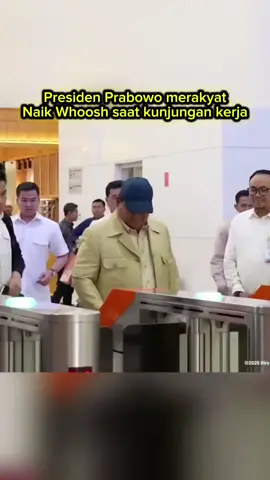 Presiden Prabowo naik Whoosh saat kunjungan kerja ke Jawa Barat.  #indonesia #prabowo #presiden #whoosh #fyp 