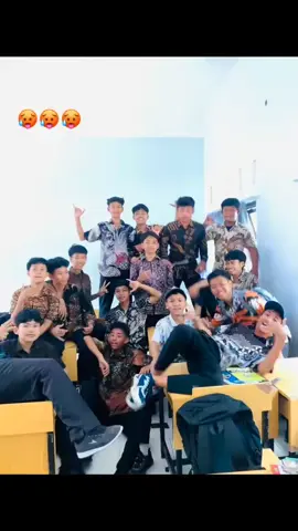 yuhhuuuww! #boys #class97 #spectra #smpn2praya #spensatya #fyp #4u #fotolive #masukberanda #cowokelas #foryou 