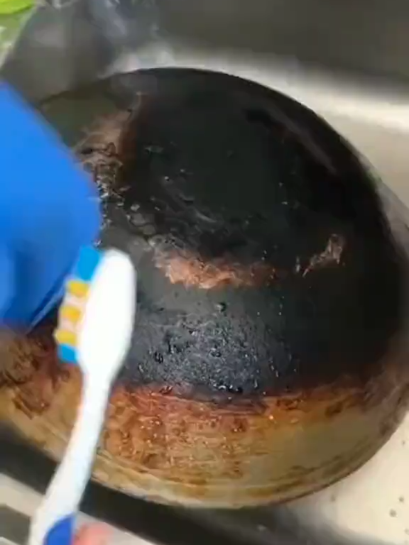 Masih bersihin panci pake sabun biasa? Coba deh Cookware Cleaner Waterless – pembersih serbaguna dari Korea! 💧 Gak perlu air 🧽 Gak bikin baret 🔥 Bisa buat panci, oven, teflon, keran, sampai ubin dapur Cukup oleskan, diamkan 5 menit, gosok pakai sponge… KERAK, KARAT, & MINYAK GOSONG LANGSUNG LUNTUR!