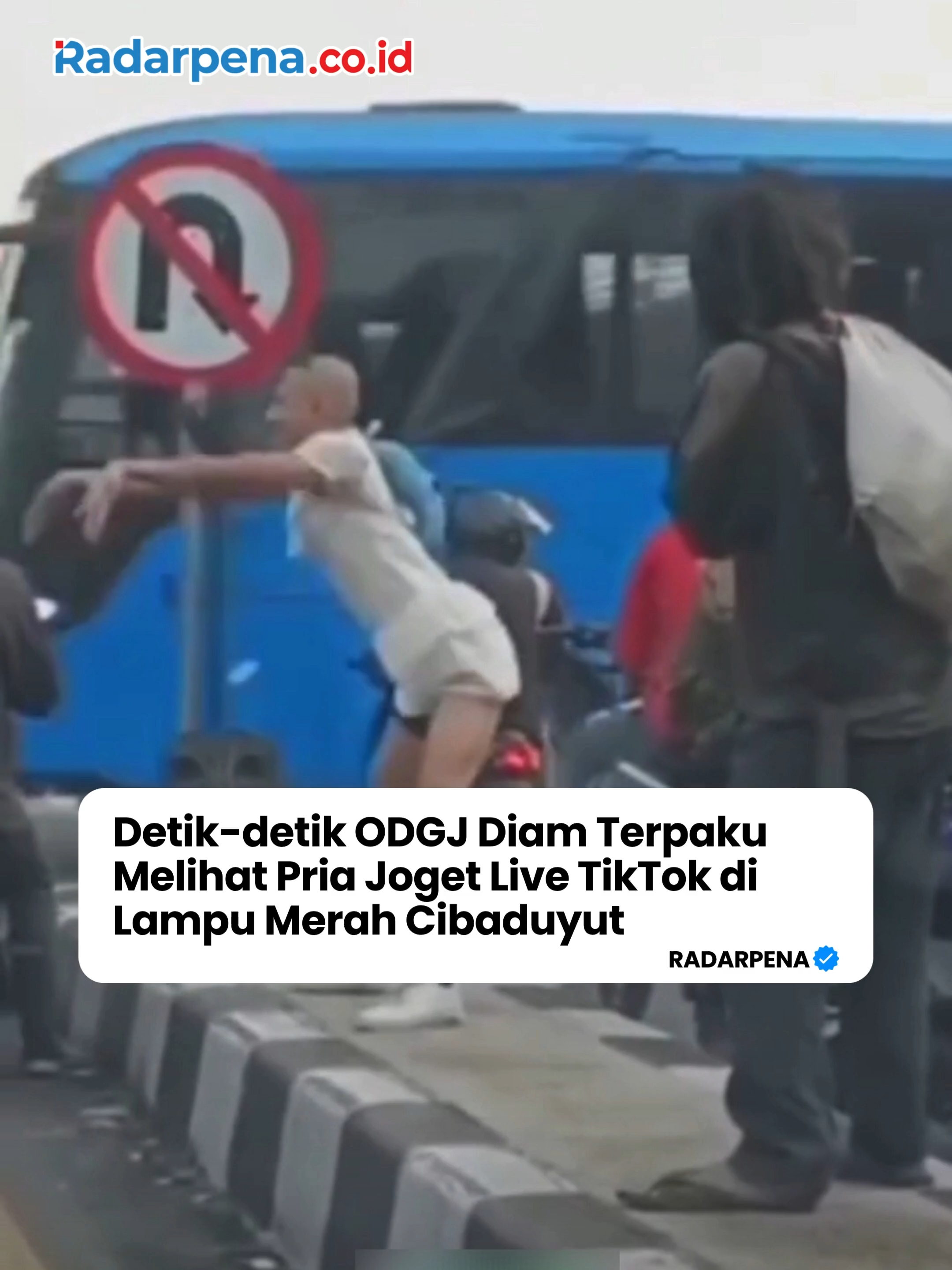 Momen tak terduga terekam di lampu merah kawasan Cibaduyut, Bandung, 6 Agustus 2025. Seorang pria sedang joget live TikTok di tengah jalan. Namun perhatian justru tertuju pada ODGJ yang melintas—langkahnya terhenti, ekspresinya bingung, terpaku melihat aksi sang TikToker. Dalam keramaian jalanan, momen ini seperti jeda aneh yang bikin netizen bertanya-tanya: siapa yang sebenarnya ‘lost’?  --- #Radarpena #Radarpenanews #Cibaduyut #BandungViral #JogetTikTok #ODGJ #LampuMerah #MomenLucu #AnehTapiNyata #TikTokLive #FYPIndonesia #FenomenaSosial #NetizenBudiman #ViralHariIni #BeritaUnik #FaktaViral #TrendingIndonesia