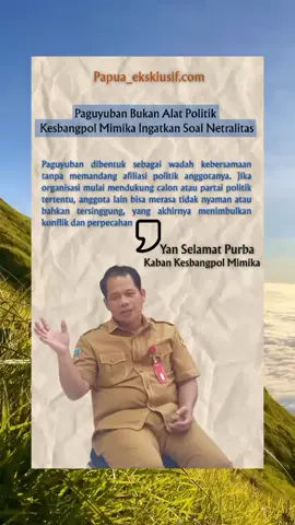 Badan Kesatuan Bangsa dan Politik (Kesbangpol) Kabupaten Mimika, mengungkapkan kekhawatiran atas maraknya dualisme dalam tubuh sejumlah paguyuban. Kepala Kesbangpol Kabupaten Mimika, Yan Selamat Purba, menyebut bahwa perbedaan pandangan politik menjadi salah satu penyebab utama terjadinya perpecahan di antara warga yang tergabung dalam organisasi paguyuban.   “Faktor ketidaksukaan antarindividu yang diperparah dengan perbedaan pandangan politik membuat banyak paguyuban akhirnya terpecah menjadi dua,” ungkap Yan dalam keterangannya kepada wartawan, di Timika, Mimika, Papua Tengah, Selasa (29/7/2025). Kesbangpol menegaskan bahwa paguyuban seharusnya tidak terlibat dalam politik praktis. Meskipun anggota memiliki hak politik secara individu, namun organisasi paguyuban sebagai lembaga sosial harus bersikap netral dan tidak memihak kepada partai politik maupun calon tertentu. “Paguyuban dibentuk sebagai wadah kebersamaan tanpa memandang afiliasi politik anggotanya. Jika organisasi mulai mendukung calon atau partai politik tertentu, anggota lain bisa merasa tidak nyaman atau bahkan tersinggung, yang akhirnya menimbulkan konflik dan perpecahan,” jelas Yan. Ia juga menekankan pentingnya menjaga paguyuban tetap menjadi ruang yang aman dan inklusif. Paguyuban harus mampu melindungi anggotanya dari tekanan atau intimidasi politik, dan tidak menjadi alat kepentingan pihak tertentu. #politik #paguyuban #Timika #Papua #fypage #papuatiktok 