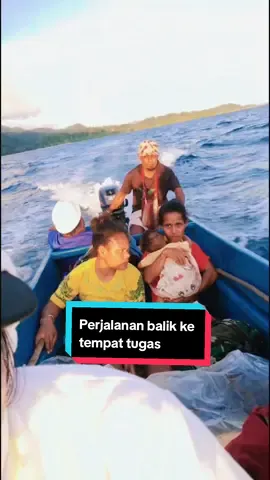 Perjalanan -+3 jam dari Yenggarbun ke Porisa dengan keadaan laut yang gelombang membuat kita  panik, Pujih Tuhan bisa sampe dengan selamat.🙏