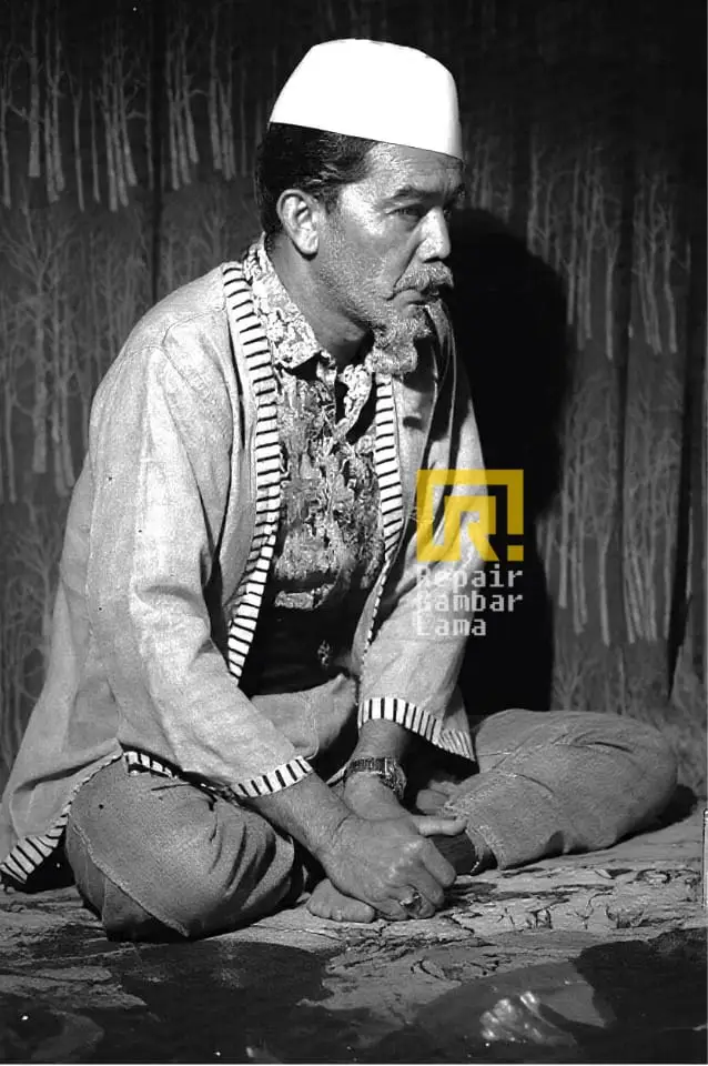 Bait-bait jampi serapah ini mungkin kedengaran lucu, namun siapa sangka ia sarat dengan sindiran sosial yang tajam. Dialog ini datang dari mulut watak bomoh temberang lakonan A.R. Tompel dalam filem Nasib Do Re Mi (1966) arahan P. Ramlee, sebuah karya yang lebih besar daripada apa yang dilihat di permukaan. Ramai yang menganggap Nasib Do Re Mi hanyalah sambungan kepada filem Do Re Mi (1966), tetapi filem ini sebenarnya menyimpan lapisan makna yang mendalam. P. Ramlee tidak lagi meletakkan fokus mutlak pada trio Do, Re dan Mi, sebaliknya memberi ruang besar kepada watak-watak yang sering terpinggir dalam masyarakat, namun sangat berkesan dalam menyampaikan mesej dan mencuit hati. Antara bintang sebenar dalam filem ini adalah Mahmud June sebagai Pak Maon, A.R. Tompel sebagai Bomoh Temberang, serta Idris Hashim sebagai Komeng. Tidak ketinggalan juga lakonan bersahaja tetapi mencuit hati oleh Nor K.K. sebagai Pak Lebai dan A.K. Jailani sebagai Tukang Beca. Barisan pelakon ini membentuk satu ekosistem komedi rakyat yang begitu realistik, lucu tetapi menyengat. Apa sebenarnya yang cuba disampaikan P. Ramlee? Melalui watak bomoh temberang itu, P. Ramlee menyindir budaya masyarakat yang mudah terpedaya dengan penipuan, lebih-lebih lagi apabila melibatkan isu rezeki dan kekayaan. Ia juga mencerminkan sikap segelintir individu yang sanggup memperbodohkan orang demi kepentingan sendiri. Dengan pendekatan komedi, mesej itu sampai tepat ke hati tanpa perlu bersyarah panjang. Filem ini merupakan antara karya unggul yang pernah dihasilkan di Studio Merdeka. Dari segi teknikal, lakonan, penulisan skrip sehinggalah ke simbolisme sosial, Nasib Do Re Mi boleh dianggap sebagai filem yang hampir sempurna. Komedinya tidak hanya buat kita ketawa, tetapi juga berfikir. Dan seperti biasa, sentuhan genius P. Ramlee tetap relevan. Menyindir dengan halus, mendidik tanpa memaksa. Teks: Era Azman, Hidir Ali Razali & Danial Aziz Ahmad Sumber: Majallah Filem 1966 Koleksi P. Ramlee - Zaedi Zolkafli Filem-Filem P. Ramlee - Mustafar A.R. dan Aziz Sattar @repairgambarlama  #fyp  #pramlee  #artompel  #filemmelayu  #filemmelayuklasik 