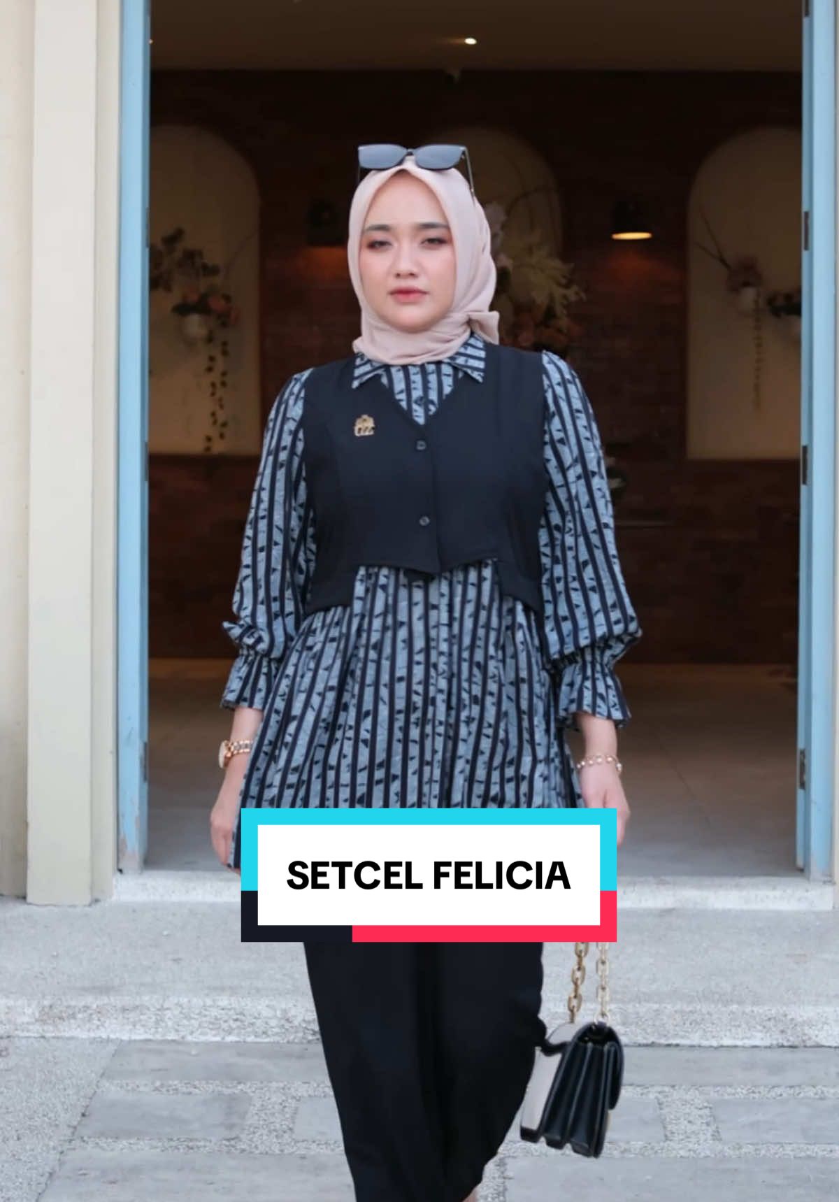 Super nyaman banget di pake jalan2 kd cafe gini😍🤍, Bebcan yang mau kembaran an kaya aku oneset nya bisa cek keranjang kuning ya🥰 #gwenza #oneset #OOTD 