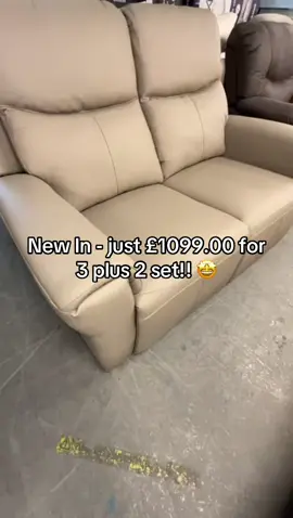 Manual reclining, wider seats, lumbar support and scratch proof! For just £1099 for a 3 plus 2 set! Be quick! #recliner #furniture #sofas #leathersofas #livingroom #lumbarsupport #wideseatcomfort 