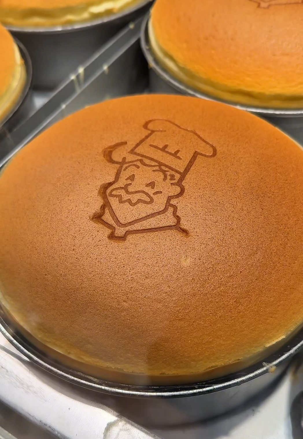 日本人なら誰もが知るチーズケーキ🧀 大阪土産のど定番、大人気チーズケーキの裏側を撮影📸 口の中でシュワっと消える生地に、底に敷き詰められた甘酸っぱいレーズンがベストマッチ！(レーズンが苦手って言う人もいるだそう...)なんとこれの焼き立てが1000円で食べられるって流石にヤバすぎない？😳 なんばの本店にはイートインスペースもあるって！ 大阪旅行の時は絶対に行って欲しいから、保存しといて🏷️ －－－－－－－－－－－－－－－ 動画の商品はこちら↓ 🧀焼き立てチーズケーキ 1065円 －－－－－－－－－－－－－－－ 🗾【店名】りくろーおじさんの店 大丸心斎橋店 📍【住所】大阪府大阪市中央区心斎橋筋1-7-1 💤【定休】なし ⏰【営業時間】10:00 〜 20:30 💰【料金】1000円〜 －－－－－－－－－－－－－－－ \ Japan’s most iconic cheesecake 🧀 / I got a behind-the-scenes look at this legendary Osaka cheesecake — a must-have souvenir for anyone in Japan! The cake is super light and fluffy, and literally melts in your mouth. The sweet & tangy raisins baked into the bottom are the perfect surprise match (though some people still say “raisins, really?” 🤭). And get this — a freshly baked whole cake is just ¥1,065. That’s wild 😳 The Namba flagship even has an eat-in space so you can enjoy it hot and fluffy! If you’re going to Osaka, this is one you can’t miss. Save it now 🏷️ －－－－－－－－－－－－－－－ 🧀 Freshly Baked Cheesecake – ¥1,065 【Rikuro Ojisan no Mise – Daimaru Shinsaibashi】 📍 1-7-1 Shinsaibashisuji, Chuo-ku, Osaka ⏰ 10:00–20:30 / Open daily 💰 From ¥1,000 #大阪グルメ #大阪 #梅田グルメ #心斎橋グルメ#Japanesefood #japanfood #japantrip   