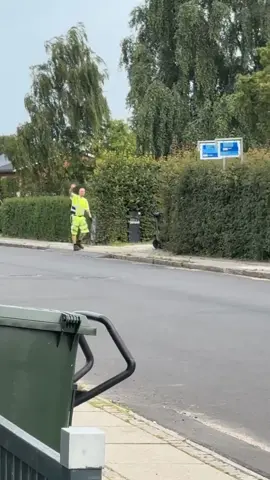 YEAH 🤩 It’s Thursday – and that only means one thing around here: bin day and puppy treats! 🐾🚛 The little Thunderpaws and the girls wait excitedly – because the garbage men don’t just collect rubbish, they hand out cuddles and snacks too 💛 The truck might be loud, but the Thunderpaws are totally fearless 💥 They play, cuddle, and charm everyone – and the bin men are absolutely smitten 🧡 They’re called Thunderpaws because they were born during a real thunderstorm ⛈️🐶  Torsdag betyder kun én ting her hos os: skraldet hentes – og hvalpegodbidder deles ud! 🐾🚛 De små Tordenpoter og pigerne venter spændt, for skraldemændene er ikke bare flinke – de har også godbidder og kærlige hænder 💛 Skraldebilen larmer måske, men Tordenpoterne er total frygtløse 💥 De leger, hygger og charmerer – og skraldemændene er helt solgte 🧡 De kaldes Tordenpoter, fordi de blev født under et rigtigt tordenvejr ⛈️🐶 #kennelwaggingadventures🐾 #goldenretriever #chien #dog #perro #Hund #pies  #狗 #犬 #chó #สุนัข #कुत्ता  #garbage #truck #dog #chien #perro #Hund #koira #pies #kutya #cão #hund #köpek #sobaka #σκύλος #pas #piesek #câine #kutya #chó #köpeğim #kelb #perrit #hond #hundur #mbwa #inu #gǒu #개 #หมา #shwan #cane #zhinû #căţel #sob #kutta #gadis #pes #koer #hund #chó #cyn #sunka #cioban #qen #köpekbalığı 🐶 #hundeliebe #foru #foryoupage❤️❤️ #fortnite #fyp #f #treats #dessert #Love ##kindness #friends 