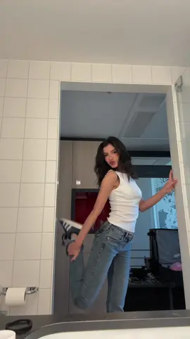 Doing an outfit check to hut the bed later