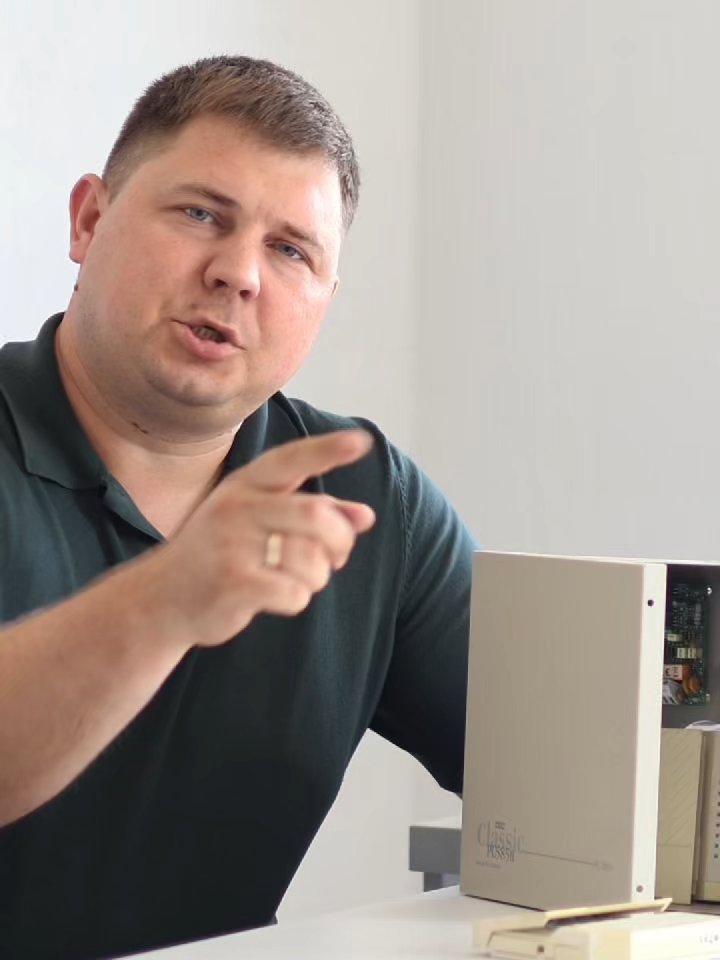 🔁 15 ani de funcționare. Respect! Dar a venit timpul pentru un upgrade. La unul dintre clienții noștri, panoul de securitate DSC-585 a servit cu devotament peste 15 ani. Dar tehnologia evoluează – și siguranța trebuie să țină pasul. 🔧 Am înlocuit sistemul vechi cu un Hikvision AX Hybrid PRO – un panou hibrid de ultimă generație, care: ✅ Se conectează cu sistemul video ✅ Permite armare/dezarmare direct din aplicație ✅ Trimite notificări în timp real ✅ Suportă senzori wireless și pe cablu ✅ Poate fi automatizat în funcție de nevoi Acum clientul are un sistem complet, inteligent și ușor de gestionat – totul cu un singur click. 📲 Control total, oriunde s-ar afla. 🛡 Cu iSecurity, treci de la clasic la smart – fără stres. 📞 079 408 090 🌐 www.isecurity.md #iSecurity #AXHybridPRO #Hikvision #SistemSecuritate #Upgrade #15Ani #SmartSecurity #SiguranțăFărăCompromis #TechUpgrade