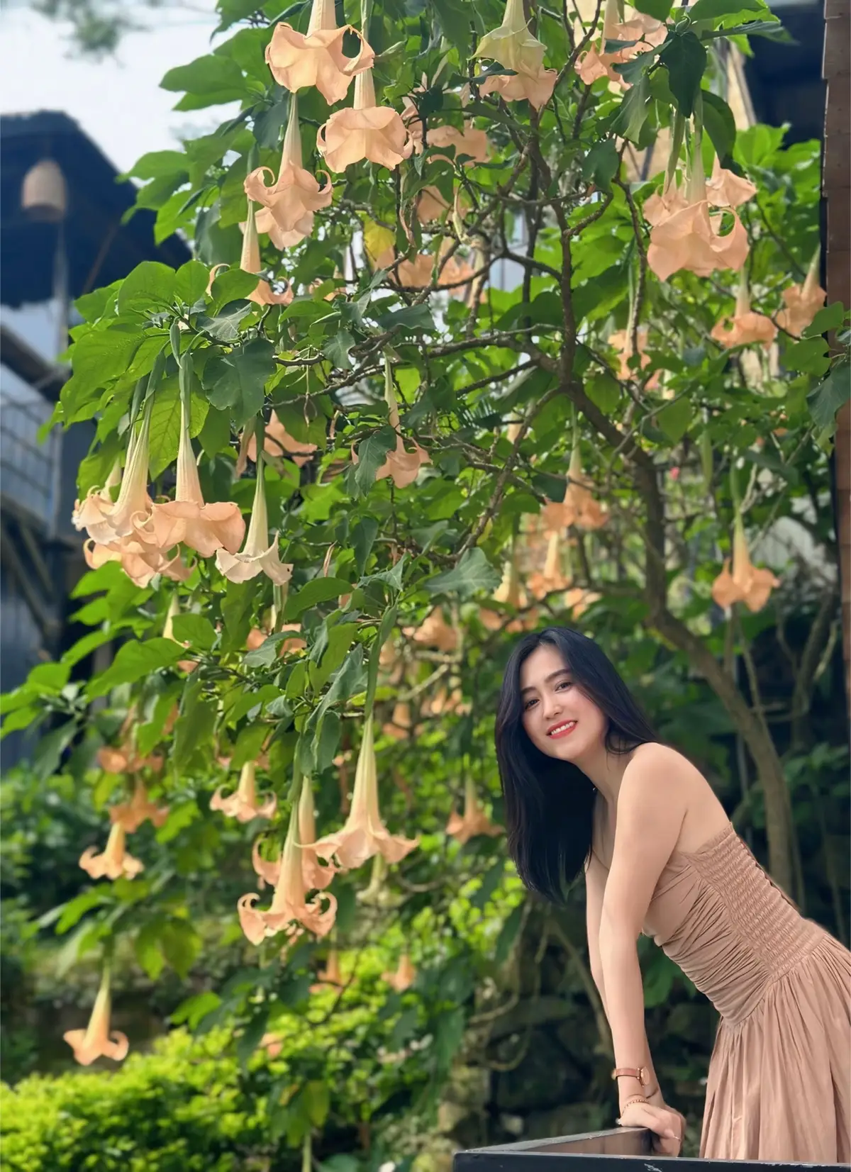 Một ngày nào đó, em nhận ra mình không còn cần một tình yêu quá mãnh liệt nữa… Em không mong ai đó phải tặng em hoa mỗi dịp lễ, cũng chẳng cần những lời ngọt ngào rót tai mỗi tối. Thứ em cần, là một người đủ tinh tế để nhớ em thích gì, ghét gì – dù chẳng bao giờ nói ra. Một người không sến súa, không phô trương, nhưng luôn để tâm. Người mà khi em mệt sẽ lặng lẽ đưa em đi viện, khi em xuất hiện sẽ đón đưa chờ em về, không vội, không trách. Người sẽ cùng em nấu ăn, cùng lau nhà, chăm chút cho mái ấm bằng những điều rất nhỏ – nhưng rất thật. Không cần lời hứa choáng ngợp, không cần “yêu em mãi mãi”… Chỉ cần mỗi ngày ở bên em một cách nghiêm túc và đủ đầy. Chỉ cần một sự hiện diện lặng lẽ nhưng bền bỉ. Đủ dịu dàng để ôm em khi em yếu lòng, Và đủ kiên định để không rời đi – dù cuộc đời có bao lần giông gió. Em không cần một lời thề hứa vang vọng… Chỉ cần một người, dù đi đâu, cũng nhớ đường trở về bên em. Chỉ cần một câu nói – không hoa mỹ, không cần âm vang – nhưng là sự bảo chứng vững chãi nhất: “Anh ở đây. Mãi ở đây.” Một người không nói yêu quá nhiều, nhưng lại chưa từng rời đi. Một người không hay thể hiện tình cảm bằng lời, Nhưng mọi hành động đều là: “Anh thương em.” – theo cái cách riêng của anh, âm thầm mà rõ ràng. Với em, như thế là đủ cho một cuộc đời.