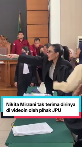 Nikita Mirzani Menolak di Video kan oleh JPU, pengacara Fahmi Bachmid pasang badan…. #nikitamirzanimawardi  #nikitamirzani  #JPU  #video #sidang 
