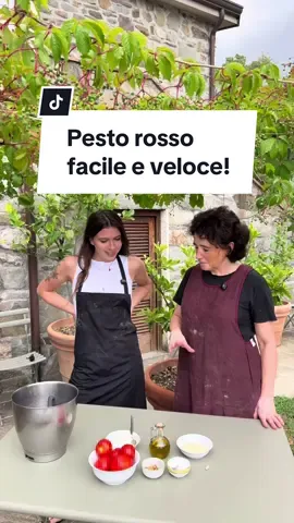 Come preparare un pesto rosso cremoso e veloce con ingredienti dell’orto 🌿🍅 Una ricetta facilissima (giuro!) fatta con pomodori, noci, parmigiano, ricotta, olio e — ovviamente — un bel mazzo di basilico rubato al volo prima che Stefano se ne accorgesse. 😅 Tra risate e cucchiai abbondanti è venuto fuori un pesto rosso cremoso e profumato, perfetto per le linguine… e per la scarpetta, ovviamente. Salva la ricetta per provarla a casa o, ancora meglio, vieni ad assaggiarla da noi, dove il buon cibo si accompagna sempre a un bel sorriso! #cinqueterreitaly #agriturismocinqueterre #cinqueterre #liguria #FoodTok #ricettafacile #laspezia #pestorosso 