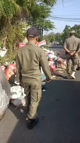 Rendahnya Kepedulian Lingkungan di Jalan Gunung Himalaya Disorot Netizen. DENPASAR – Kepedulian masyarakat terhadap lingkungan kembali disorot. Kali ini, unggahan dari akun @balipolitika menampilkan kondisi memprihatinkan di kawasan Jalan Gunung Himalaya, Denpasar. Dalam unggahan tersebut, terlihat tumpukan sampah berserakan di pinggir jalan tanpa penanganan. Netizen menyayangkan minimnya kesadaran warga dalam menjaga kebersihan lingkungan sekitar.  Fenomena ini menambah daftar permasalahan sampah yang terus menumpuk di berbagai wilayah Denpasar, seperti di gang, pinggir jalan bahkan di sungai.  📌 Sumber: @balipolitika  #Denpasar #LingkunganBali #Sampah #GunungHimalaya #SuarahatiDewata #BaliNews 