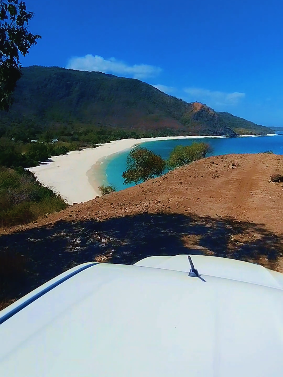 Pantai Ling'Al - Pulau Alor.  #alor #discoveralor #pulaualor❤️🌈🌴 #kalabahi❤️🌈alor🌈ntt #alorpride🏝🔥 #alorisland🏝️🔥 #alortravel 