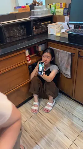 #သူဌေးမနိုင်တဲ့အဖွဲ့ကပါ😂😂 #အလုပ်ချိန်အလုပ်လုပ်တယ် #အဆုံးထိမကြည့်နဲ့🙈 #မရီကြေးနော်😅 #ဆေးထိုးကြမ်းနေတာ💉💉🤣 #အလတ်မ #အငယ်မ #foryoupageofficiall #fbyツ #မျက်စိမနောက်ကြေး😂😂 #အပျော်သဘောနဲ့ဆော့တာပါ 