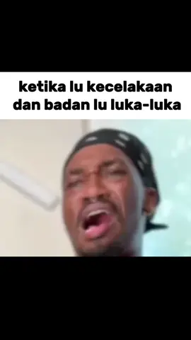 menahan rasa sakit loh ya #memes #jomok #meme #kecelakaan #rezaauditore  @akulahpriyatanpaorangtua 