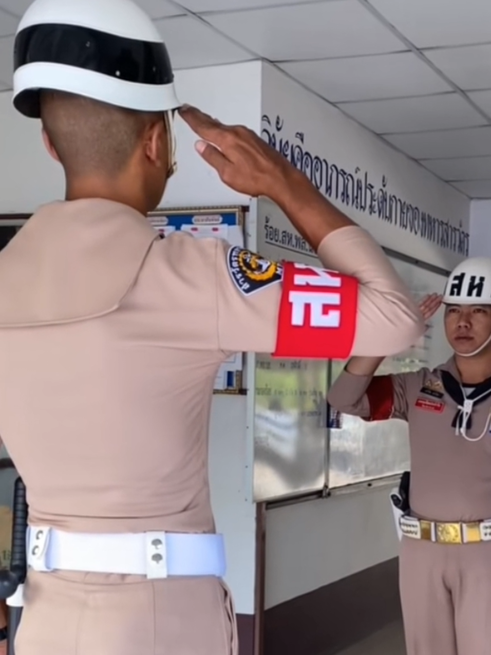 Polisi Militer Thailand dg Helm anti rudalnya melapor..