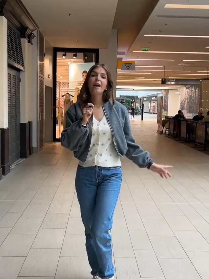 Troisième relooking de Léna à Rivetoile !  Qu’est-ce que vous pensez des trois looks Hollister de Lena ? 😍  Plage, journée ou sortie… lequel est votre vibe du moment ? ☀️  Envie de vous faire relooker par Léna et gagner une tenue ? Écrivez-nous en DM, pour participer ! 💫 #relooking #modee #rivetoile #ootdinspo