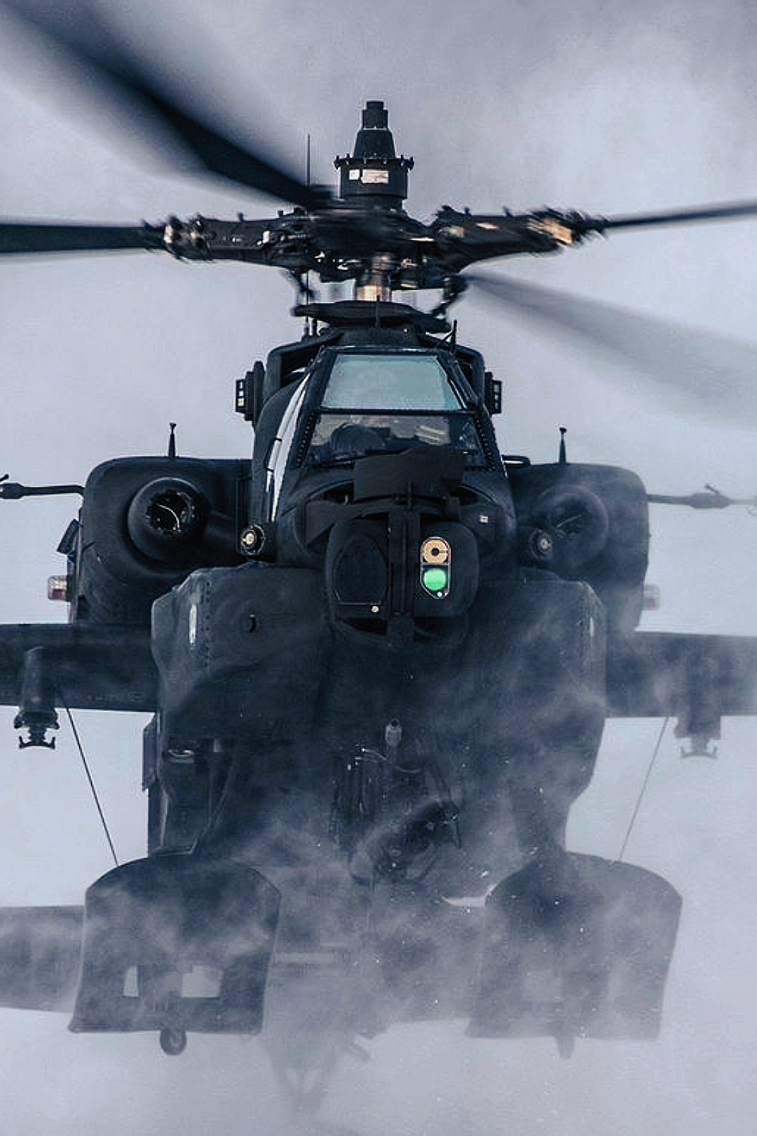 AH-64 Apache เป็นเฮลิคอปเตอร์โจมตีของสหรัฐฯ พัฒนาโดย Hughes ปัจจุบันผลิตโดย Boeing มี 2 คนประจำการ ติดปืนกลอัตโนมัติ M230 ขนาด 30 มม. ขีปนาวุธ AGM-114 Hellfire และจรวด Hydra 70 มีระบบเรดาร์ควบคุมการยิงและกล้องอินฟราเรด ใช้งานได้กลางวันกลางคืน ทนต่อกระสุนและความเสียหายได้ดี ใช้งานโดยสหรัฐฯ และพันธมิตรหลายประเทศ เช่น อิสราเอล ญี่ปุ่น เกาหลีใต้ อินเดีย และอังกฤษ #ah64apache #usa🇺🇸 #force #foryou #viral #fyp 