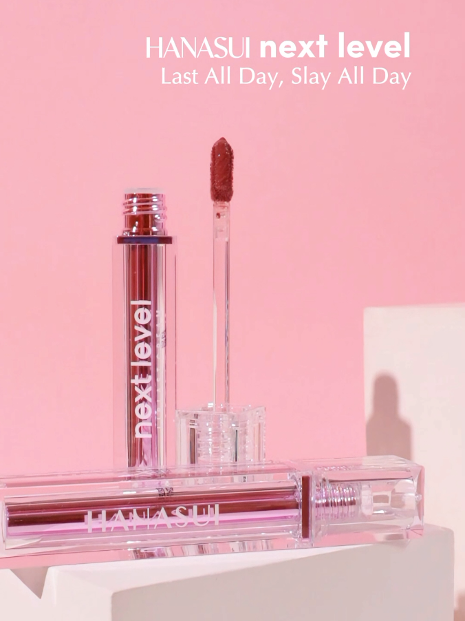 this is the real next level 💋 mulai dari formula, tekstur, sampai packaging nya semuanya feels next level & cantik banget! 💖 Hanasui Next Level Liplast Cream hadir dengan packaging yg super premium dan aplikator yang enak dipakai, teksturnya creamy ringan, ga cracking atau lengket, dan tersedia 6 shades cantik buat daily sampai bold look! 💄✨ ga cuma stay on point seharian tapi juga bantu rawat kelembapan bibir karena diformulasi dengan 11x Hyaluronic Acid, Vitamin E, Macadamia Oil, dan UV Filter 🍒🌤️ last all day, slay all day!  #hanasui #lipcream #hanasuinextlevel #hanasuilipcream #lippies #videography #productshoot #beautyshoot #beautycreator #ugc #ugccreator #ugccontentcreator #foryou #girls 