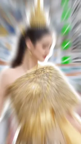 郑王庙金服写真｜泰兰德的金色梦境✨ 👑 想化身泰剧里的尊贵女主？ 来这套金色泰服写真，在郑王庙圆一场绮梦！ --- ✨ 当金光与古韵撞个满怀 ✨ 穿上重工手工金泰服的瞬间，刺绣在阳光下流淌着细碎光芒。 化妆师用细腻笔触勾勒泰式眉眼，精致眼妆与服饰搭配出尊贵之感， 抬手间都是王室贵气。 - 🔥优越的地理位置 📍 距郑王庙仅 50 米！ 化完妆步行即达，取景便利又省心， 光影正好时按下快门，每一帧都是大片既视感～ - 💄超赞的妆容审美 化妆师定制妆容， 圆脸、方脸都能调出柔和立体感， 泰式风味配上金饰，原片直出都自带滤镜。 - 📌 重工泰服绝不是流水线款！ 手工绣线层层叠叠，大码姐妹也能找到合身款， 搭配多样道具，细节里藏着出片密码。 - 👂 三语服务 中英泰三语团队，完全不会有语言尴尬， 从选服到摆姿都沟通顺畅，社恐也能轻松放松。 - 💰 一价全包无套路！ 泰服 + 妆造 + 拍摄 + 精修全含，明码标价放心冲！ - 在郑王庙的独特氛围里，让这套写真， 成为你与泰兰德最耀眼的约定💫 --- 📍 店铺名称：夏之旅.曼谷旅拍Top summer 📍 店铺地址：泰国曼谷距郑王庙50米 📆 提前预约｜私人定制｜高品质出片 	 #曼谷写真 #曼谷旅拍 #泰国旅拍 #旅拍写真 #泰妆 #泰服写真 #泰服 