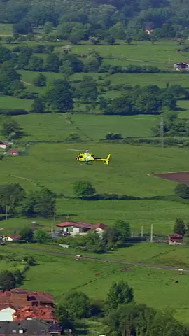 Amigos, esta noche estrenamos el último episodio de esta temporada de VOLANDO VOY, VOLANDO VENGO en Asturias 🚁 Una temporada llena de retos gordos que hemos superado con @johntelobusca y mi equipazo de @Zanskar, ayudando a devolver un poco más de vida a los pueblos, que es de verdad lo importante. Y como dice nuestra amiga en el episodio: qué trabajo más guapo tengo!! Gracias a todos los que os sentáis a verlo cada jueves. Como siempre a las 23:00h en @Telecinco  @Mediaset España 