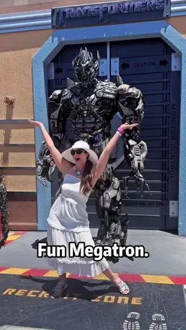 Megatron roasting people 😂#megatron #transformers #fyp #foryou #funny #kids #losangeles #universalstudios