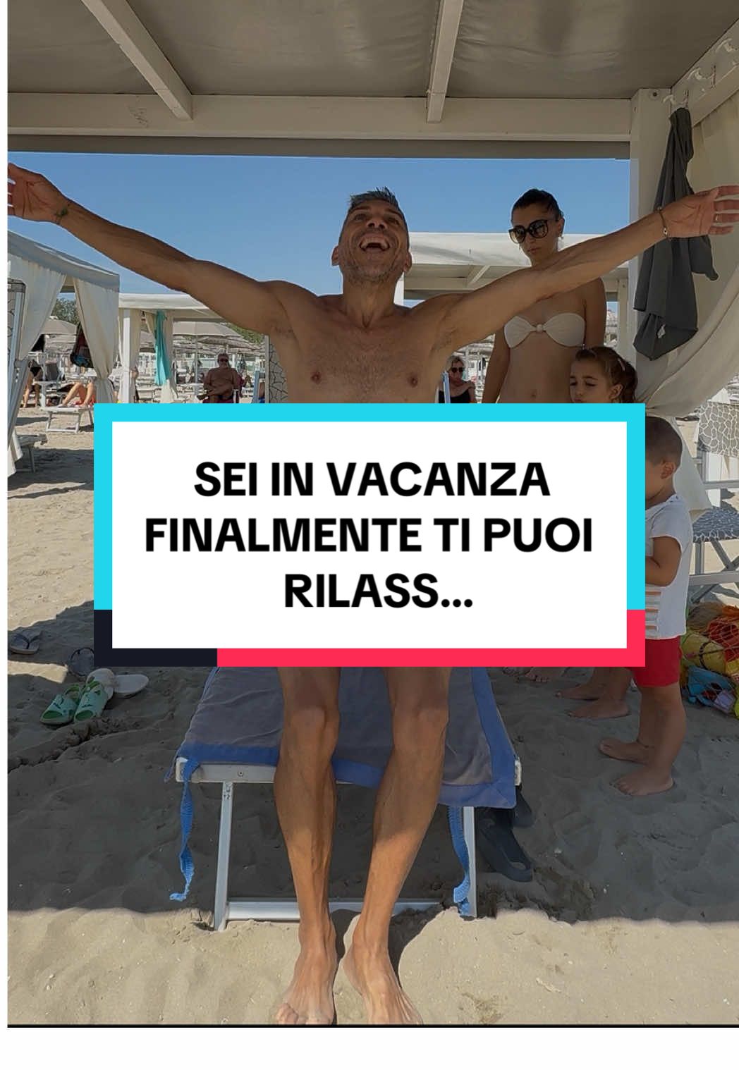 Anche le tue vacanze così? 😂 E niente, hai una famiglia e due bimbi piccoli. Ma anche uno solo, oppure di più.  Insomma, anche quest’anno ci rilassiamo l’anno prossimo. 😂 #vacanze #bimbi #mare #spiaggia #famiglia #risate #matrimonio 