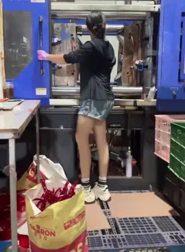 Today I came to the factory and saw this beautiful sister making the car taillight shell #tiktok #Injectionmoldingmachine #VerticalInjectionMoldingMachine #Plastic #Mold #Haitian #Bochuang #Toyo 