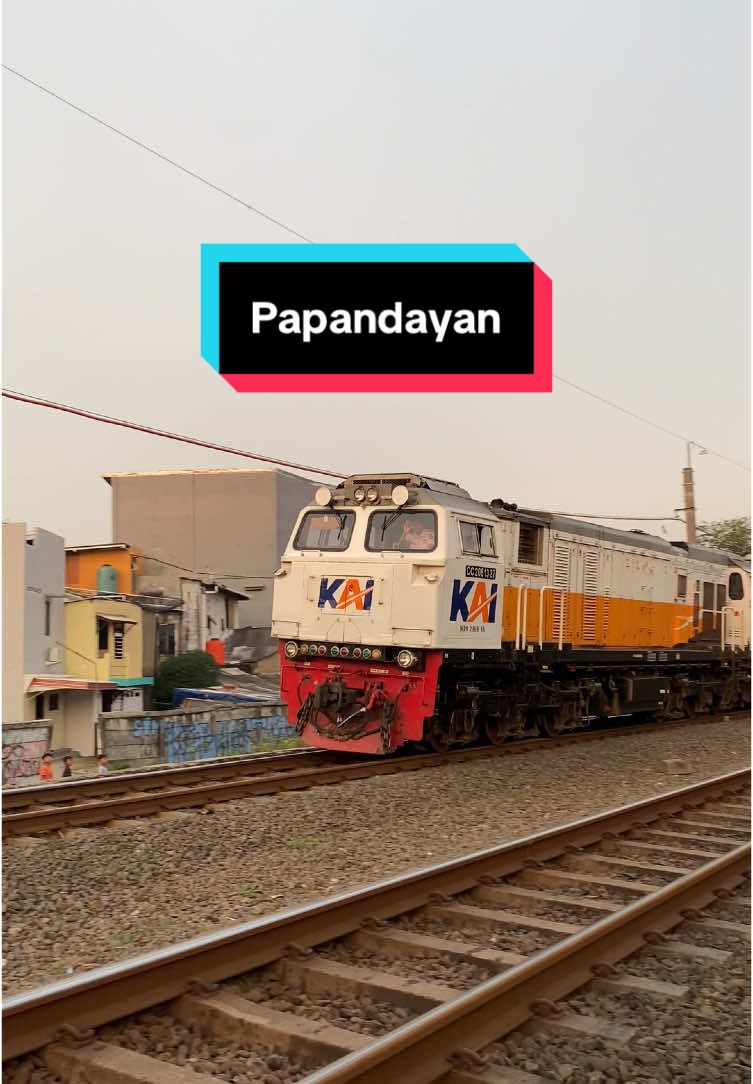 Senja Papandayan ti Garut ka Gambir mampir heula ka Bekasi #keretaapi #papandayan #fypシ゚ 