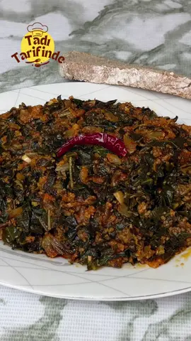 😋Karalahanayı Bir de Böyle Deneyin | Tam Bir Şifa Deposu 🥬 Bu videoda herkesin tarifini istediği karalahana yemeği tarifi paylaşıyorum. 🥬🍲 Karalahananın sofralarda hak ettiği değeri bulamadığını düşünüyorum. Sizce de öyle mi? 🤔 Ne düşündüğünüzü yorumlarda paylaşırsanız sevinirim. 💬 Hani bazı yemekler vardır, annem yapsın da ben de çocuk gibi tabağı sıyırayım dersin. 🥹🍽️ İşte o yemek bu. Videomu izleyip, tarifimi deneyen herkese afiyetler olsun 🍽️. Beğenip 👍, paylaşırsanız çok mutlu olurum. Yorumlarınızı bekliyorum, hoşçakalın 👋. Malzemeler: 1 bağ karalahana 🥬 * 1 adet kuru soğan 🧅 * 3 diş sarımsak 🧄 * 2 yemek kaşığı köftelik ince bulgur 🌾 * 1 yemek kaşığı domates salçası 🍅 * 1 tatlı kaşığı kırmızı toz biber 🌶️ * 1 çay kaşığı pulbiber 🌶️ * 1 çay kaşığı karabiber ⚫ * 1 çay kaşığı tuz 🧂* Yarım çay bardağı zeytinyağı 🫒 *1,5 su bardağı sıcak su 💧 Karalahanayı Haşlamak İçin: Kaynar su ♨️ * 1 tatlı kaşığı tuz 🧂 Instagram | YouTube 👉 @taditarifinde #tadıtarifinde #karalahanayemeği #karalahana #evyemeği #yemektarifleri #gelenekselyemekler #sebzeyemeği