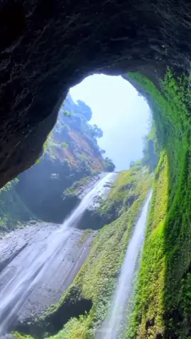 Air Terjun Madakaripura terletak di Kabupaten Probolinggo, Jawa Timur. Madakaripura memang salah satu destinasi wisata alam yang populer di Probolinggo, dengan keindahan air terjun yang spektakuler dan pemandangan alam yang luar biasa.#airterjunmadakaripura #probolinggo #jawatimur #pesonaalamindonesia 