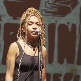 “Ele vai se arrepender de ter levantado a mão pra mim.” A frase de Elza Soares ecoa com força no final do poema da poeta Matriacak, um texto-denúncia baseado em uma vivência real, transformada em palavra e coragem no palco do Slam SP – o campeonato paulista de poesia falada. Na época, o episódio era recente. O texto ainda não estava decorado. Mas ela precisava falar. Travou, voltou, respirou. E a plateia permaneceu ali, firme, querendo ouvir até o fim. Ela terminou. Ganhou o título de campeã estadual. E depois, foi além: vice-campeã nacional no Slam BR, no Rio de Janeiro. Neste vídeo, Matriacak já domina cada palavra, cada verso, mas ainda fala com a mesma intensidade, com o mesmo tremor na voz que vem de quem viveu. É de arrepiar. ⚠️ Avisa lá! O vídeo tá no ar. @Matriarcak  Dê o play! #Matriacak #SlamSP #SlamBR #PoesiaFalada #PoesiaDeQuebrada #PoesiaÉProtesto #ElzaSoares #PoetasPeriféricos