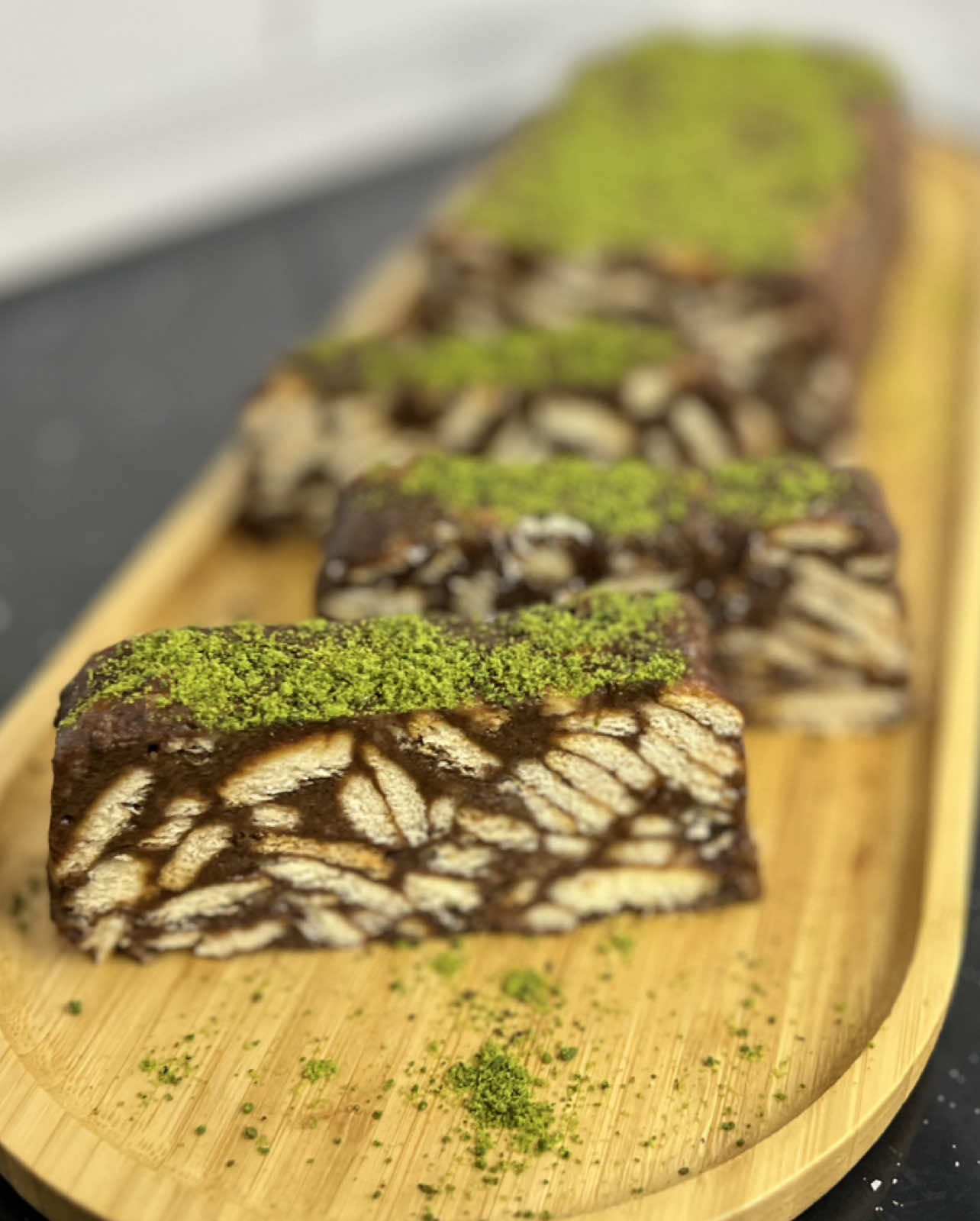 🍫 Ëmbëlsirë e shpejtë me biskota – pa pjekje, pa stres, vetëm shije perfekte! 😍 E përkryer kur ke dëshirë për diçka të ëmbël por nuk ke shumë kohë! ⏱️ ✨ Përbërësit: 	•	400 gr biskota (llojin që dëshironi) 	•	100 gr gjalp 	•	300 ml qumësht 	•	100 gr sheqer 	•	4 lugë gjelle kakao 	•	Fistik i grirë për dekor (ose çfarë të dëshironi) 🧑‍🍳 Përgatitja: 	1.	Në një tenxhere, vendos gjalpin, qumështin, sheqerin dhe kakaon. Nxeh mbi zjarr të mesëm derisa të vlojë, duke përzier vazhdimisht që të shkrihet mirë gjalpi dhe kakaoja – pa lënë kokrriza. 	2.	Ndërkohë, thërrmo biskotat në copa të vogla dhe vendosi në një enë të madhe. 	3.	Hidhi sipër përzierjen e ngrohtë dhe përzieji mirë derisa masa të bashkohet. 	4.	Shtrije masën në një tepsi të gjatë (rreth 25 cm), formoje në formë roleje dhe shtype pak me lugë. 	5.	Vendose në ngrirje për 30 minuta, pastaj kaloje në frigorifer për 1-2 orë. 	6.	Për dekor, shto fistikë të grirë ose çfarë  do sipas shijes tuaj ! ❤️ 🌟 E shijshme, e thjeshtë Ideale per kafen e pasdites  ! ☕ #embelsirashtepie #RecetaTeShpejta #papjekje #embelsira #kuzhinaearbreshes 
