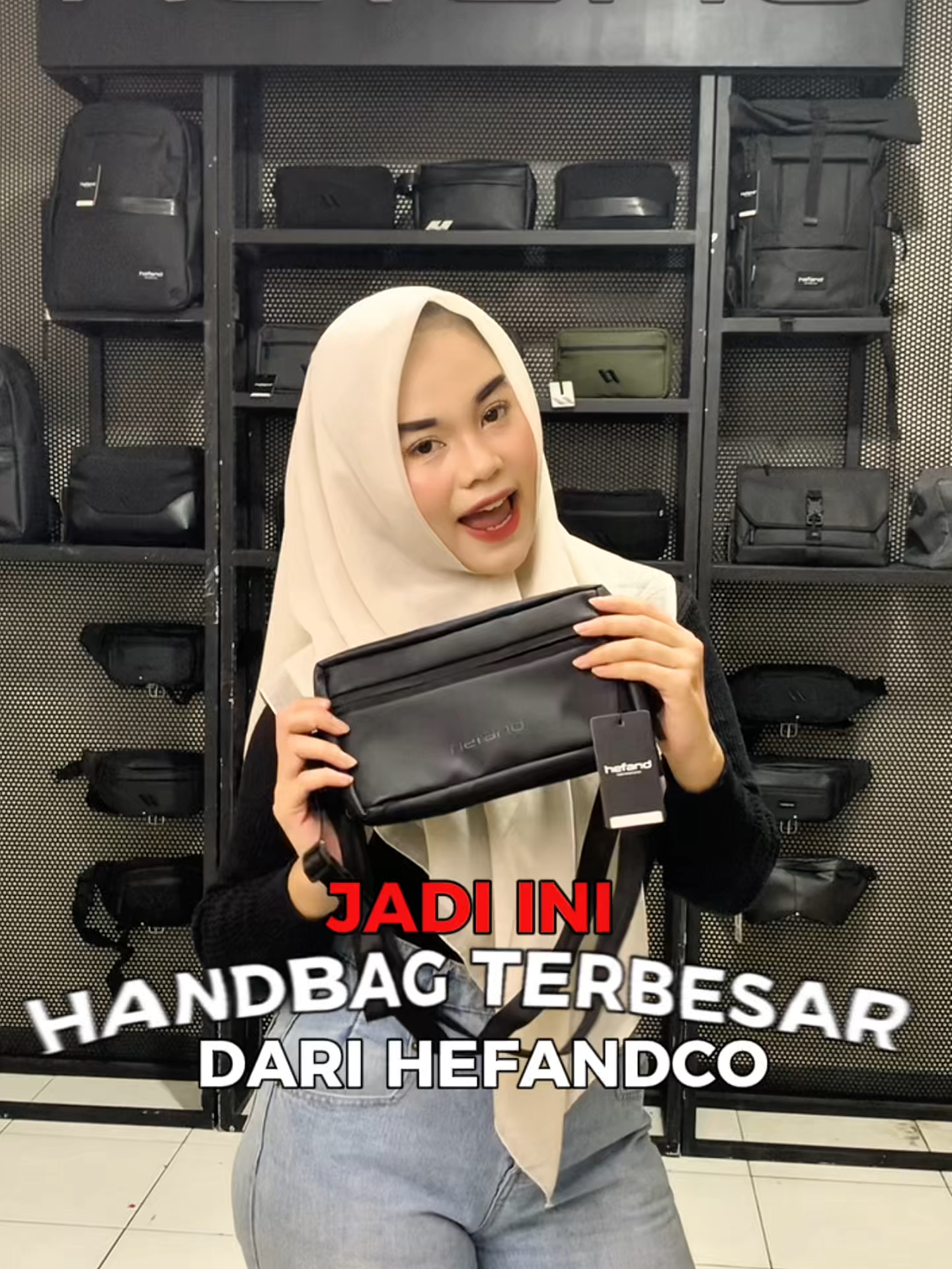 Mana nih yang dari kemarin nanya Handbag terbesar dari Hefandco sini kumpul sama Minsis di spilin nih 👀 #promo #hefand #PromoGuncang88 #WIBGAJIAN #wateproof #fyp #clutch #handbag #rekomendasi #outfit