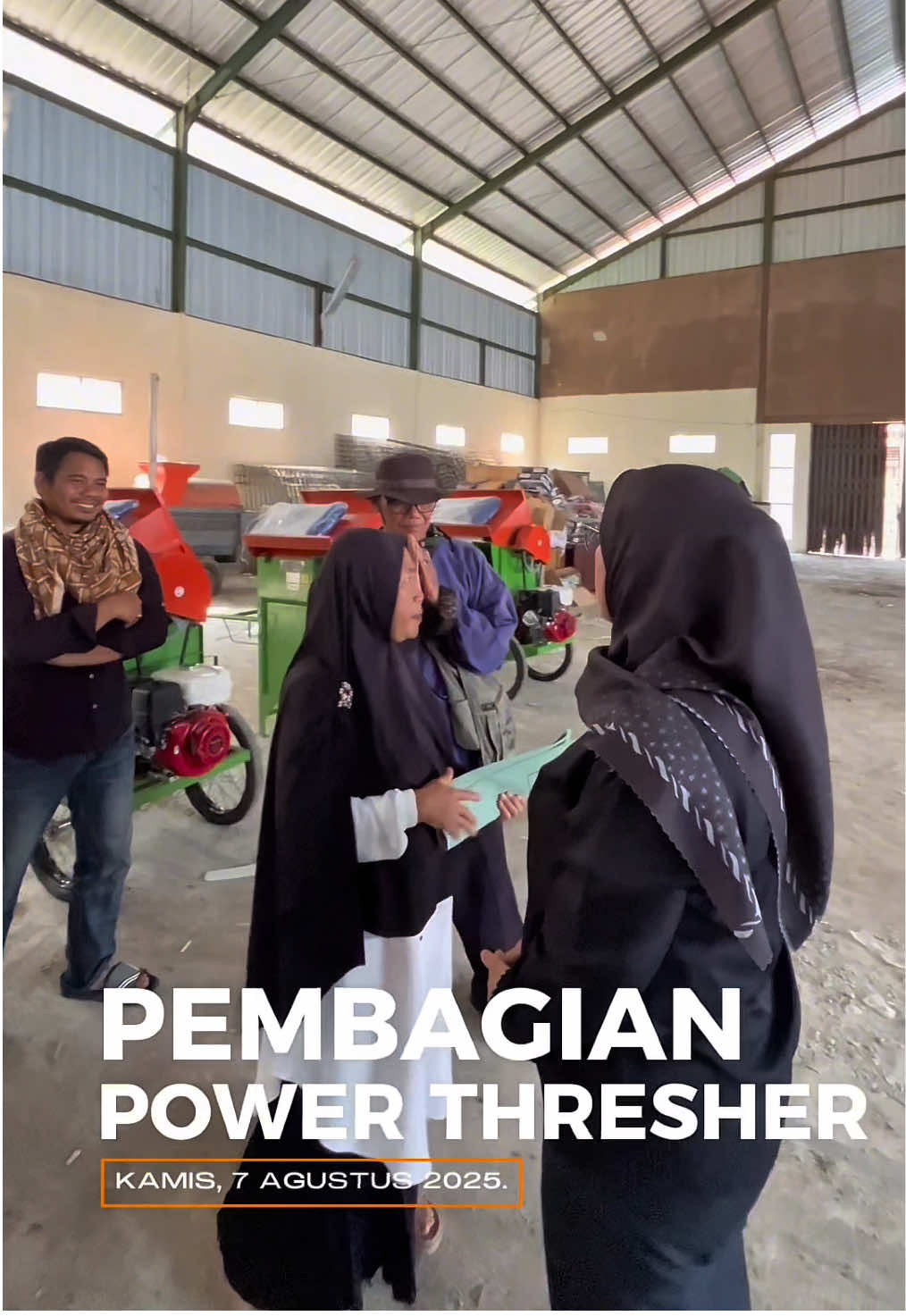 Hai Sobat Tani.. Modernisasi dengan alat dan mesin pertanian saat ini sangat dibutuhkan oleh petani seiring dengan semakin minimnya dan semakin mahalnya tenaga kerja pertanian. Salah satu alsintan tersebut adalah perontok padi atau Power Thresher yang merupakan alat pertanian yang menggunakan mesin sebagai sumber tenaganya yang mampu merontokkan gabah dari malainya lebih cepat dibandingkan dengan metode manual digebug atau diinjak. Dengan menggunakan power thresher proses perontokan jadi lebih cepat, hemat tenaga kerja, meningkatkan kualitas biji padi, dan membantu mengurangi kehilangan hasil panen padi (losses) hingga 3% lebih sedikit dibandingkan metode manual.  Untuk mendukung peningkatan produksi pertanian, pada hari Kamis (7/8/2025) Kadistan membagikan 6 unit mesin power thresher bantuan Kementan RI kepada 6 kelompok tani dari Kecamatan Simpenan, Bantargadung, dan Kalibunder untuk dioptimalkan membantu proses panen petani.  #fyp #sukabumimubarakah #dinaspertaniankabsmi #powerthresher 