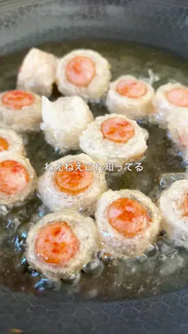 レシピはこちら🙌 ライスペーパーでもっちもち！止まらない食感♡ ＼ バリもちソーセージ ／ 外はカリッと、中はもちっ！ ソーセージの旨みともちもち食感がクセになる、 簡単おつまみです。 ライスペーパーの可能性、あなどれません✨ 【材料（2人分）】 ・ソーセージ：4本 ・ライスペーパー：４枚 ・油：適量 ・コショウ：少々 【作り方】 1.ライスペーパー1枚を水で濡らし、ソーセージを手前に置いて巻く。巻き終わったら軽く握って形を整える。もう1枚も同様に濡らし、巻いたソーセージに重ねて二重にする。 2.1本が6等分になるようにカットする。 3.フライパンに油を1cmほど入れて中火で加熱。巻いたソーセージを入れ、転がしながら揚げ焼きにする。 4.コショウをふりかけて完成。 #ライスペーパーアレンジ #おつまみレシピ #簡単レシピ   #ビールに合うおつまみ #ライスペーパーレシピ   #ズボラ飯 #共働きごはん #節約ごはん #おうち居酒屋   #ライスペーパー