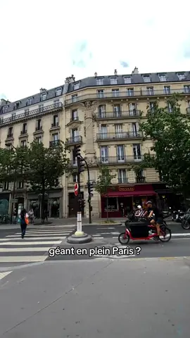 Aviez-vous déjà remarqué cet ange géant en plein Paris ?  #paris #sortiraparis #horrortok 